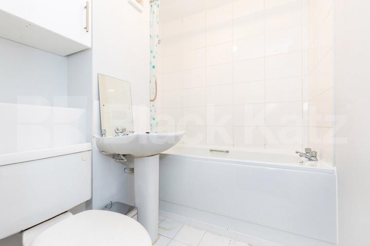 2 bedroom property with allocated parking and communal garden Riverside Close, Lee Vally Park / Upper Clapton